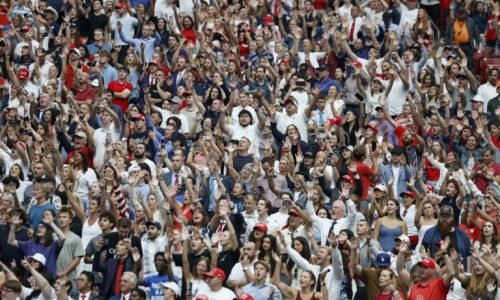 GLENDALE (USA), 21/09/2025.- Attendees react during the public memorial service of political activist Charlie Kirk at State Farm Stadium in Glendale, Arizona, USA, 21 September 2025. Kirk was shot and killed on 10 September during a stop on his American Comeback Tour organized by Turning Point USA at Utah Valley University. EFE/EPA/CAROLINE BREHMAN