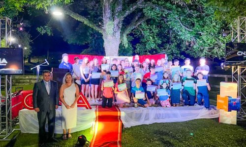 Celebração de Sucesso: CNA Idiomas reúne formandos e famílias em noite inesquecível