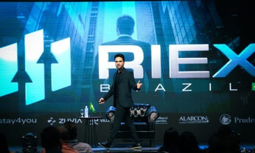 Murilo Dias abre o segundo dia do RIEX em Alphaville ao lado da família e emociona empresários na Plataforma Global
