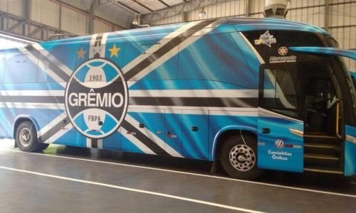 Grupo de torcedores arma emboscada e ataca ônibus do Grêmio em ato de violência