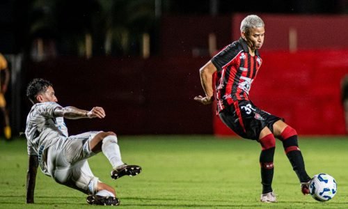 Grêmio empata com o Vitória e continua no Z-4