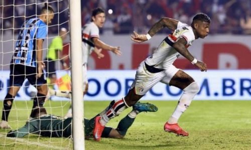São Paulo vira sobre o Grêmio em jogo polêmico
