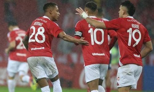 Inter vence de virada e classifica na Libertadores