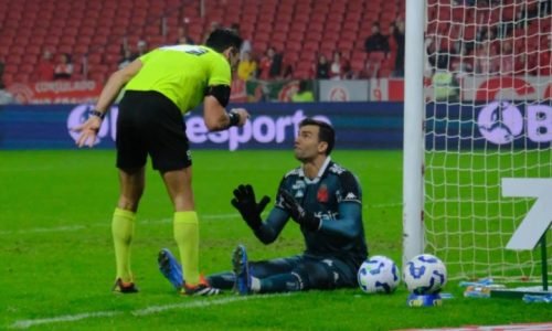 Vasco emite nota oficial e cobra afastamento de árbitro após empate contra o Inter