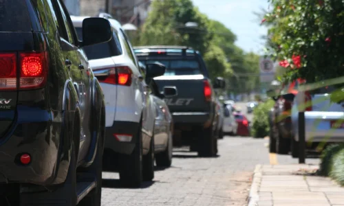 Fluxo de trânsito em frente às escolas em horas de pico gera reclamações em Santiago