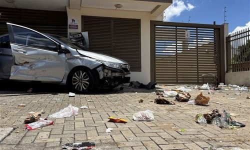 Mulher grávida perde controle do carro e colide contra lixeira e fachada de prédio em Camobi