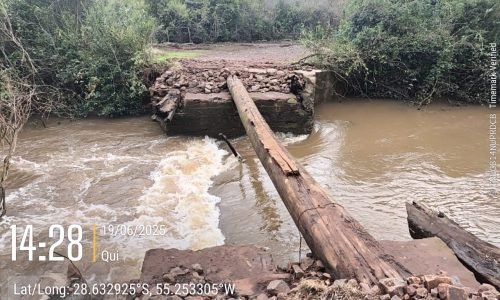 Ponte do Rincão do Barreiro desaba com a força das águas em Bossoroca e agrava isolamento na divisa com Santo Antônio das Missões